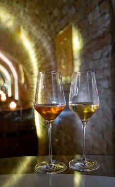 Şarap mahzeni ziyareti, brüt şampanya tatma yeraltı mağaralarında geleneksel yöntemle üretilen köpüklü şarap, şarap imalatı endüstrisi.