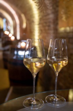 Şarap mahzeni ziyareti, brüt şampanya tatma yeraltı mağaralarında geleneksel yöntemle üretilen köpüklü şarap, şarap imalatı endüstrisi.