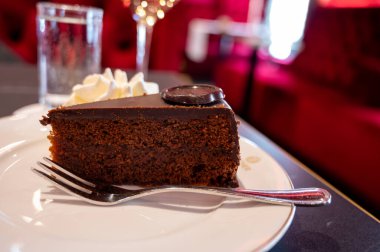 Avusturya kaynaklı kayısı reçelli ünlü Sachertorte çikolatalı keki Viyana 'daki eski klasik kafe restoranında kremayla servis ediliyor.