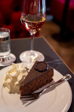 Avusturya kaynaklı kayısı reçelli ünlü Sachertorte çikolatalı keki Viyana 'daki eski klasik kafe restoranında kremayla servis ediliyor.