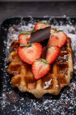 Brüksel, Flanders, Belçika 'da çeşitli malzemelerle pişirilmiş Belçika şekerli waffle' lar, lezzetli sokak yemekleri.