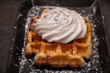 Brüksel, Flanders, Belçika 'da çeşitli malzemelerle pişirilmiş Belçika şekerli waffle' lar, lezzetli sokak yemekleri.