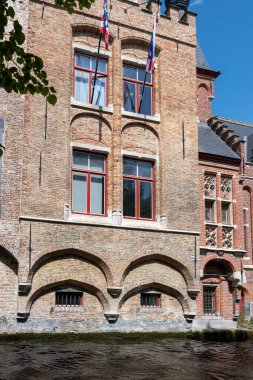 Bruges, Flanders, Belçika 'daki eski ortaçağ binalarının kanalı, köprüsü ve ön cepheleri güneşli bir günde gidilecek yer.