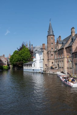 Bruges, Flanders, Belçika 'daki eski ortaçağ binalarının kanalı, köprüsü ve ön cepheleri güneşli bir günde gidilecek yer.
