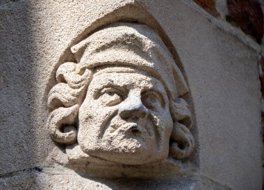Bruges, Flanders 'ın merkezindeki ortaçağ evlerinin dekorasyon işçisi.