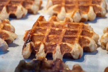 Brüksel, Flanders, Belçika 'da çeşitli malzemelerle pişirilmiş Belçika şekerli waffle' lar, lezzetli sokak yemekleri.