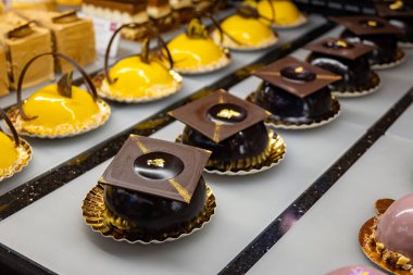 Avusturya tatlıları, Avusturya 'nın Viyana kentindeki geleneksel fırın kafesinde sergilenen farklı tipte çikolata ve meyveli kekler.