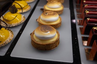 Avusturya tatlıları, Avusturya 'nın Viyana kentindeki geleneksel fırın kafesinde sergilenen farklı tipte çikolata ve meyveli kekler.