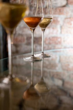 Şarap mahzeni ziyareti, brüt şampanya tatma yeraltı mağaralarında geleneksel yöntemle üretilen köpüklü şarap, şarap imalatı endüstrisi.