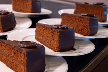 Viyana 'daki eski klasik kafe restoranının mutfağında Avusturya kaynaklı kayısı reçelli ünlü Sachertorte çikolatalı pastasından bir sürü beyaz tabak.