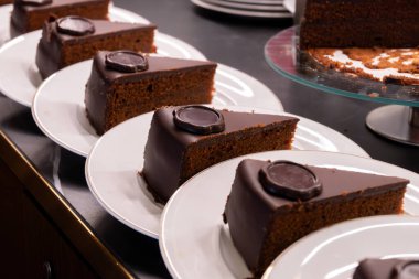 Viyana 'daki eski klasik kafe restoranının mutfağında Avusturya kaynaklı kayısı reçelli ünlü Sachertorte çikolatalı pastasından bir sürü beyaz tabak.