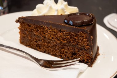 Avusturya kaynaklı kayısı reçelli ünlü Sachertorte çikolatalı keki Viyana 'daki eski klasik kafe restoranında kremayla servis ediliyor.