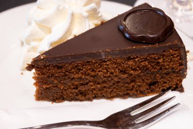 Avusturya kaynaklı kayısı reçelli ünlü Sachertorte çikolatalı keki Viyana 'daki eski klasik kafe restoranında kremayla servis ediliyor.