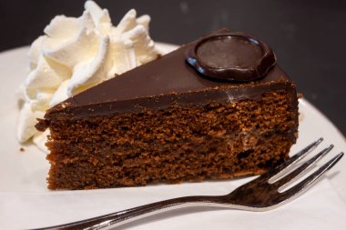 Avusturya kaynaklı kayısı reçelli ünlü Sachertorte çikolatalı keki Viyana 'daki eski klasik kafe restoranında kremayla servis ediliyor.