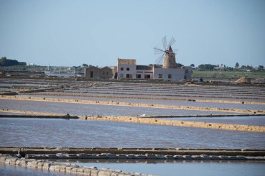 Deniz tuzu fabrikaları, eski tuz değirmenleri ve tavalar, Marsala, Trapani, Sicilya, İtalya yakınlarındaki yüksek kalite tuz elde etmek.