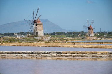 Deniz tuzu fabrikaları, eski tuz değirmenleri ve tavalar, Marsala, Trapani, Sicilya, İtalya yakınlarındaki yüksek kalite tuz elde etmek.