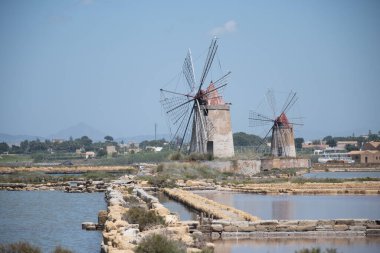 Deniz tuzu fabrikaları, eski tuz değirmenleri ve tavalar, Marsala, Trapani, Sicilya, İtalya yakınlarındaki yüksek kalite tuz elde etmek.