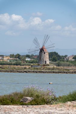 Deniz tuzu fabrikaları, eski tuz değirmenleri ve tavalar, Marsala, Trapani, Sicilya, İtalya yakınlarındaki yüksek kalite tuz elde etmek.