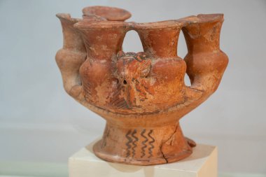 Güney İtalya 'da Sicilya yakınlarındaki küçük bir adada bulunan Fenike zamanından kalma çeşitli antik eserler, gaz lambaları ve kil kapları, bir bilim olarak arkeoloji,