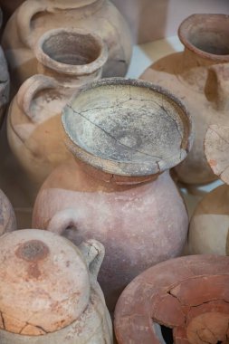 Güney İtalya 'da Sicilya yakınlarındaki küçük bir adada bulunan Fenike zamanından kalma çeşitli antik eserler, gaz lambaları ve kil kapları, bir bilim olarak arkeoloji,
