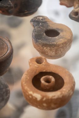 Güney İtalya 'da Sicilya yakınlarındaki küçük bir adada bulunan Fenike zamanından kalma çeşitli antik eserler, gaz lambaları ve kil kapları, bir bilim olarak arkeoloji,