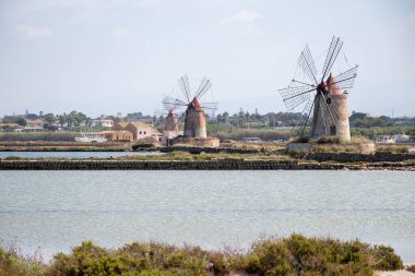 Deniz tuzu fabrikaları, eski tuz değirmenleri ve tavalar, Marsala, Trapani, Sicilya, İtalya yakınlarındaki yüksek kalite tuz elde etmek.