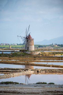 Deniz tuzu fabrikaları, eski tuz değirmenleri ve tavalar, Marsala, Trapani, Sicilya, İtalya yakınlarındaki yüksek kalite tuz elde etmek.