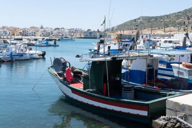 Sicilya yakınlarındaki Favignana adasındaki küçük renkli balıkçı tekneleri, turistlerin uğrak yeri, tekne gezisi, İtalya
