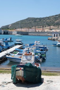 Sicilya yakınlarındaki Favignana adasındaki küçük renkli balıkçı tekneleri, turistlerin uğrak yeri, tekne gezisi, İtalya