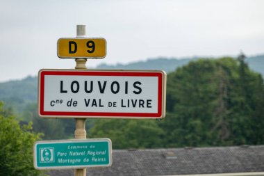 Şampanya şarabı Epernay, Champagne, Fransa yakınlarında bir bölge oluşturuyor. Yol işaretleri, varış yerleri, turist rotaları, şampanya, yol gezileri.