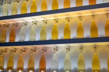 Beyaz şarap brut, büyük rezervler, şampanya Vallee de la Marne 'da köy yapımı büyük cru şarabı, şampanya, şişe örnekleri.