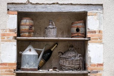 Grand Cru küçük köyü Ambonnay, Champagne, France 'de eski bir şampanya yetiştiricisi ve üreticisinin ziyareti. Şaraphanedeki eski aletler ve antika eşyalar.