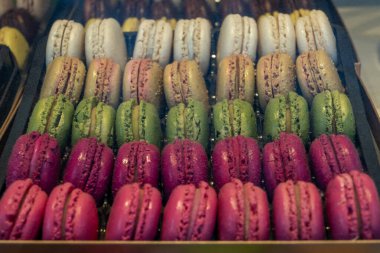 Makaronlar ya da Fransız kurabiyeli tatlı krema şekerli yumurta beyazı, krema şekeri, granüllü şeker, badem yemeği ve gıda boyası sergilenmekte olan tatlı Fransız tatlısı, kapat.