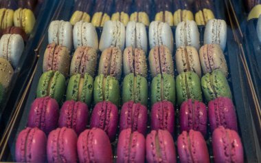 Makaronlar ya da Fransız kurabiyeli tatlı krema şekerli yumurta beyazı, krema şekeri, granüllü şeker, badem yemeği ve gıda boyası sergilenmekte olan tatlı Fransız tatlısı, kapat.