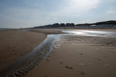 Kuzey Denizi 'nin sıcacık sahil köyünde beyaz kumlu bir sahil. Flanders, De Haan veya Le Coq sur Mer' de Belle Epoque tarzında inşa edilmiş.