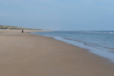 Kuzey Denizi 'nin sıcacık sahil köyünde beyaz kumlu bir sahil. Flanders, De Haan veya Le Coq sur Mer' de Belle Epoque tarzında inşa edilmiş.