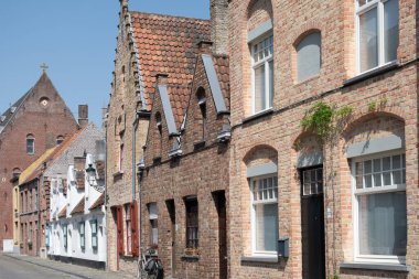 Bruges, Flanders, Belçika 'daki dar sokaklardaki eski ortaçağ evleri, Batı Avrupa' daki turist merkezleri.
