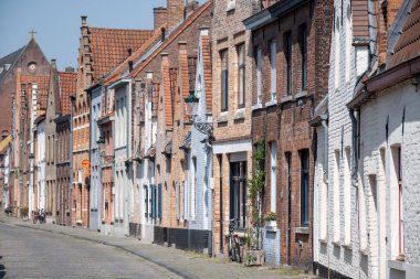 Bruges, Flanders, Belçika 'daki dar sokaklardaki eski ortaçağ evleri, Batı Avrupa' daki turist merkezleri.