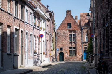 Bruges, Flanders, Belçika 'daki dar sokaklardaki eski ortaçağ evleri, Batı Avrupa' daki turist merkezleri.