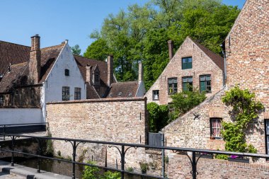 Bruges, Flanders 'da dantel ören rahibeler için ortaçağ manastırı, küçük beyaz evler ve Belçika' nın manastır duvarları içinde bir park.