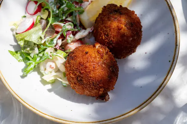 Açık kafede öğle yemeği. Vejetaryen peyniri ve yeşil kuşkonmaz kroket yanında taze salata ve Belçika, Bruges 'de patates kızartması.
