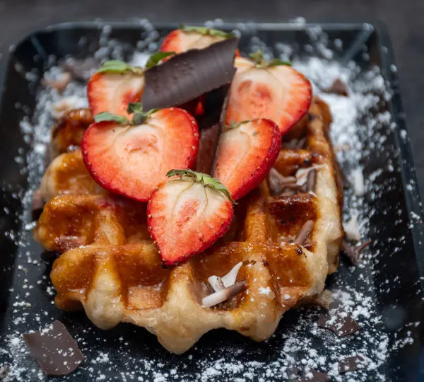 Brüksel, Flanders, Belçika 'da çeşitli malzemelerle pişirilmiş Belçika şekerli waffle' lar, lezzetli sokak yemekleri.