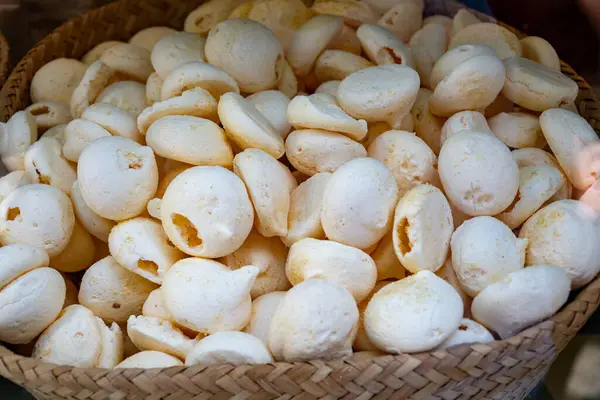 Belçika 'nın eski Bruges kentindeki şekerci dükkanında vitrininde çeşitli tatlara sahip taze pişmiş yumurtalar sergileniyor.