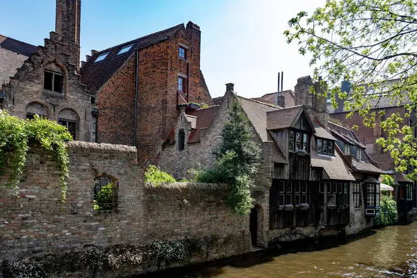 Bruges, Flanders, Belçika 'daki eski ortaçağ binalarının kanalı, köprüsü ve ön cepheleri güneşli bir günde gidilecek yer.