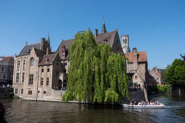 Bruges, Flanders, Belçika 'daki eski ortaçağ binalarının kanalı, köprüsü ve ön cepheleri güneşli bir günde gidilecek yer.
