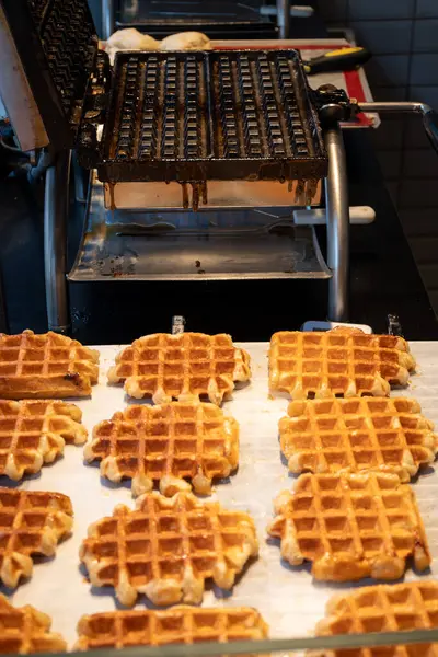 Brüksel, Flanders, Belçika 'da çeşitli malzemelerle pişirilmiş Belçika şekerli waffle' lar, lezzetli sokak yemekleri.