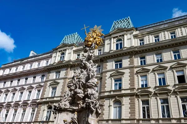 İlkbaharda Viyana 'da yürüyüş, güzel binalar, müzeler ve caddeler, şehir manzarası, ilkbaharda Avusturya başkenti