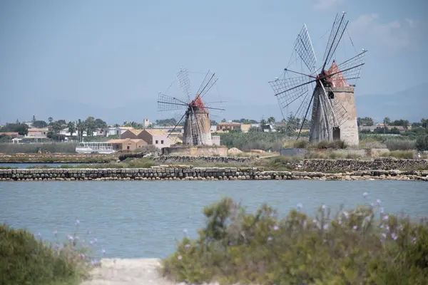 Deniz tuzu fabrikaları, eski tuz değirmenleri ve tavalar, Marsala, Trapani, Sicilya, İtalya yakınlarındaki yüksek kalite tuz elde etmek.