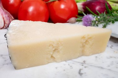 Lazio, Sardunya veya Toskana 'da koyun sütünden yapılmış pekorino romano İtalyan peyniri parçaları.