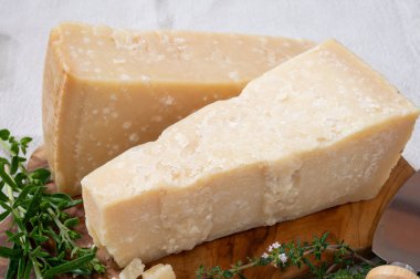 Geleneksel İtalyan yemekleri, 36 aylık mağaralardaki İtalyan parmesan peyniri Parmigiano-Reggiano ve Po River Valley, İtalya 'dan grana padano, yakın çekim.